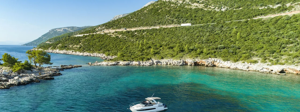 Dubrovnik to Hvar: Private Jeanneau Leader 30 Transfer