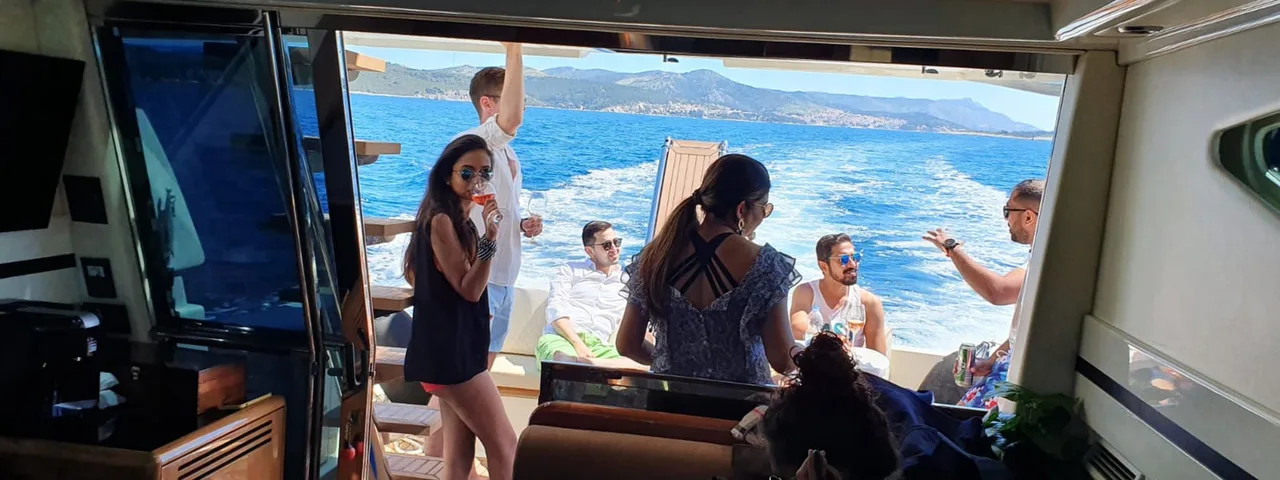 Ferretti 43: Dubrovnik to Hvar Private Boat Transfer