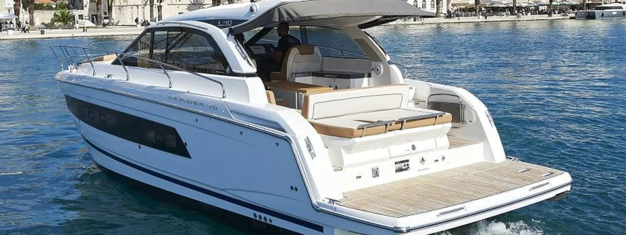 Leader 40 executive motor yacht for private excursion Dubrovnik to Hvar