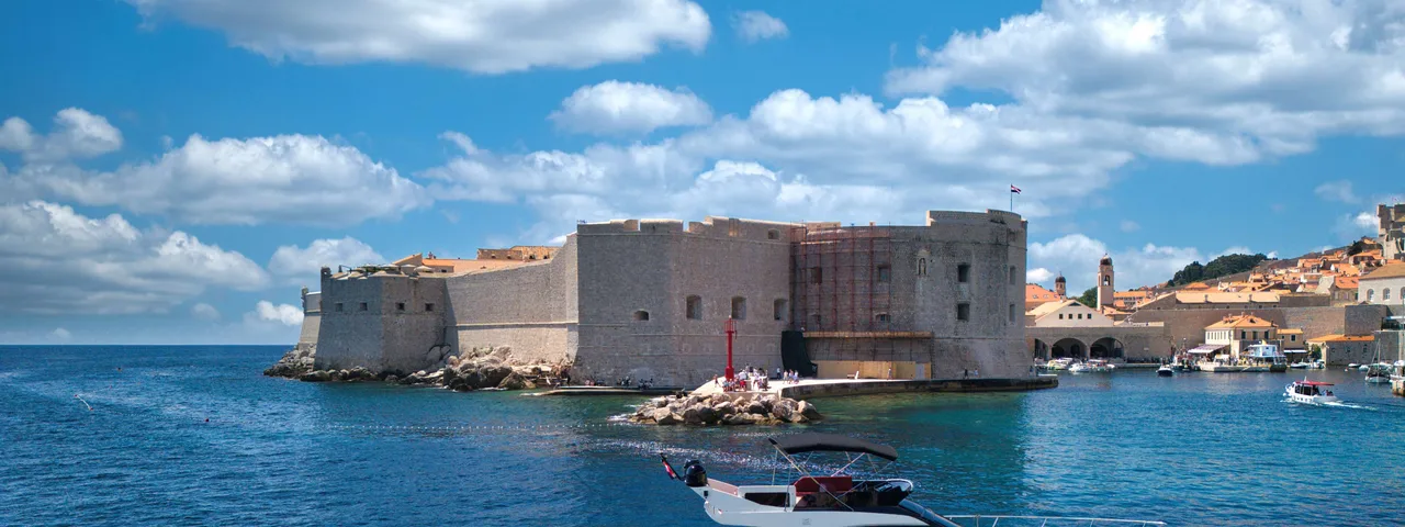 ferretti_43_fly_charter_Dubrovnik_001.jpg