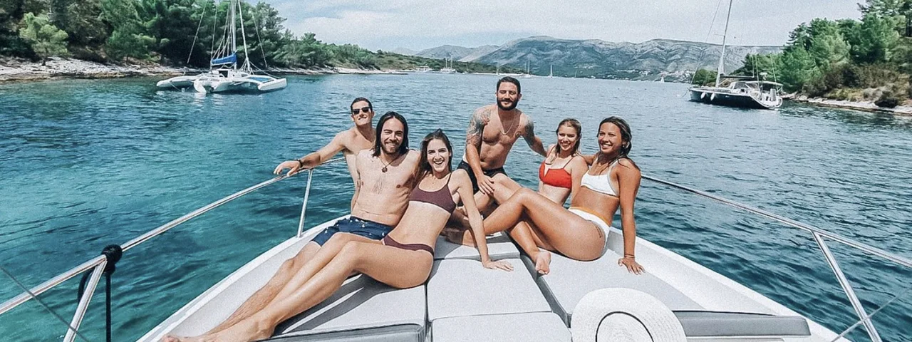 Friends enjoy a luxury boat transfer from Dubrovnik to Hvar with Tendo.hr.