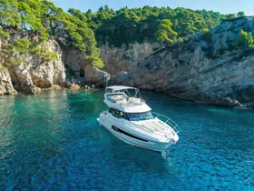 Prestige Yachts 460 luxury motorboat — bespoke private charter on the Adriatic