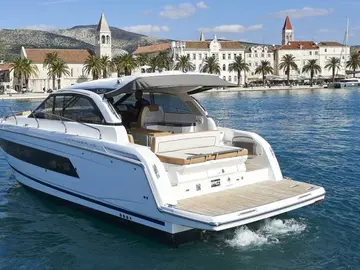 Leader 40 executive motor yacht for private excursion Dubrovnik to Hvar
