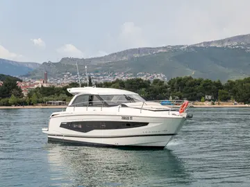 White Leader 40 luxury yacht cruising the Adriatic Sea.