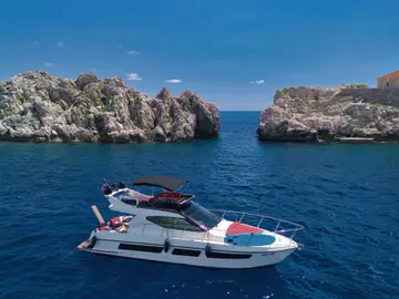 ferretti_43_fly_charter_Dubrovnik_002.jpg