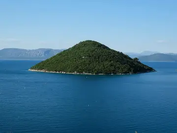 Mljet Island private boat tour from Dubrovnik. Explore hidden coves and pristine nature. Book your luxury escape today!