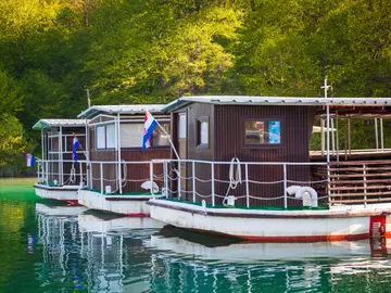 Plitvice lakes ferry boat emerald lake 2372yt
