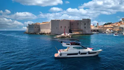 ferretti_43_fly_charter_Dubrovnik_001.jpg