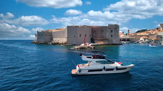 ferretti_43_fly_charter_Dubrovnik_001.jpg