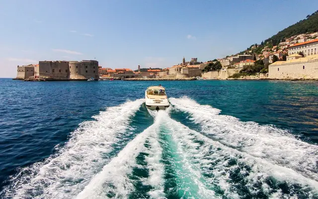 Speedboat leaving Dubrovnik Old Town harbor. Explore the Adriatic with Tendo.