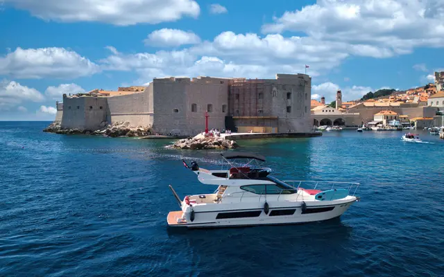 ferretti_43_fly_charter_Dubrovnik_001.jpg