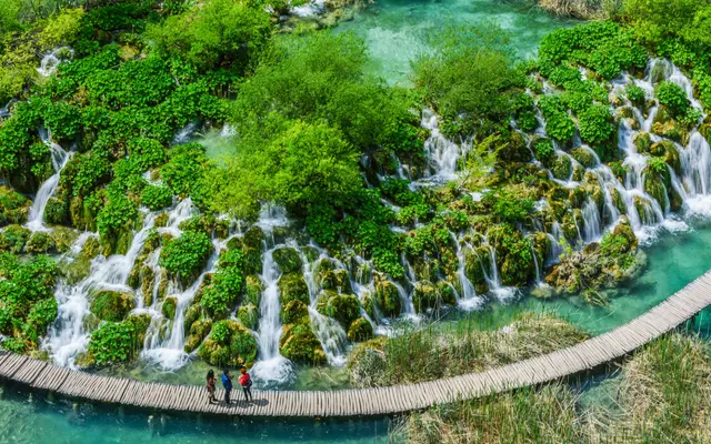 Plitvice lakes cave viewpoint canyon trail q51ici