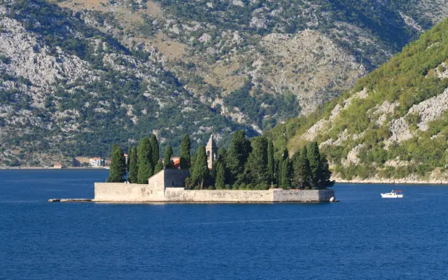 Explore the stunning Bay of Kotor from Dubrovnik with Tendo.