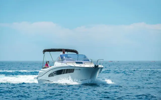 Speed boat jeanneau cap camarat 9 wa