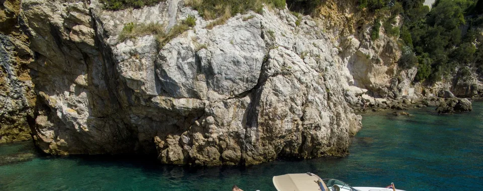 Dubrovnik boat tour: Explore hidden coves & crystal waters. Book now!