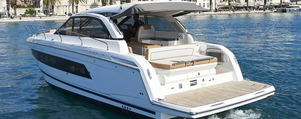 Leader 40 executive motor yacht for private excursion Dubrovnik to Hvar