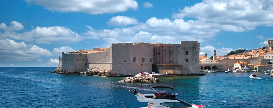 ferretti_43_fly_charter_Dubrovnik_001.jpg
