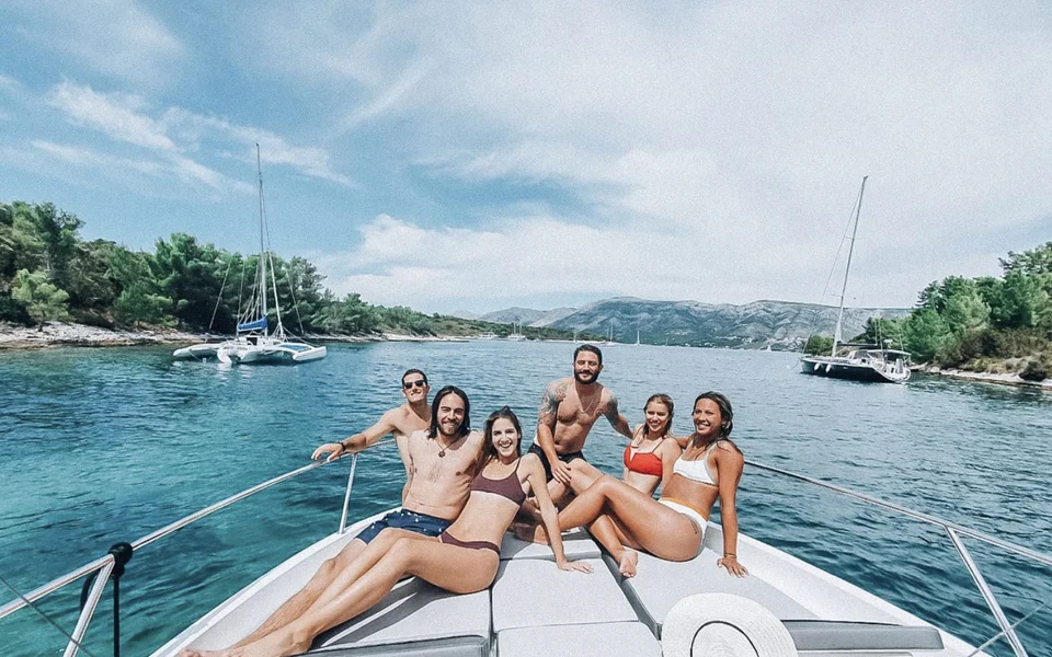 Friends enjoy a luxury boat transfer from Dubrovnik to Hvar with Tendo.hr.