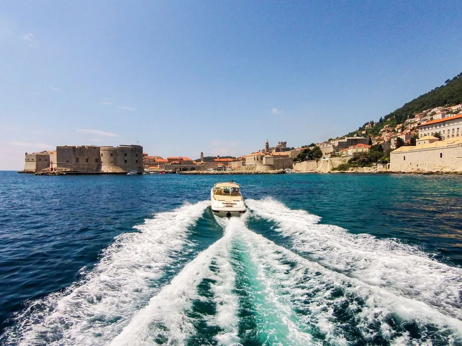 Speedboat leaving Dubrovnik Old Town harbor. Explore the Adriatic with Tendo.
