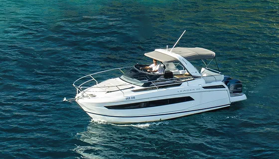 Jeanneau Leader 30 outboard motorboat — private boat hire on the Adriatic