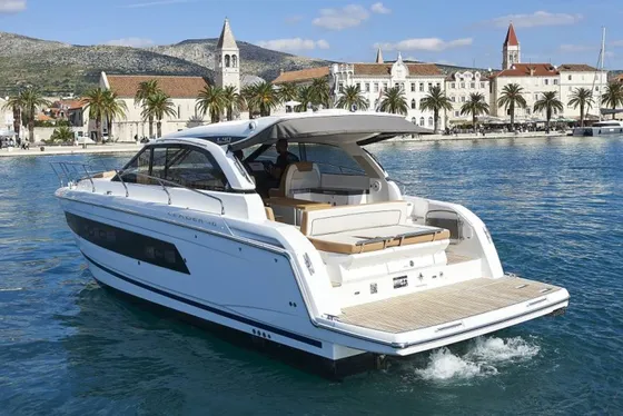 Leader 40 executive motor yacht for private excursion Dubrovnik to Hvar