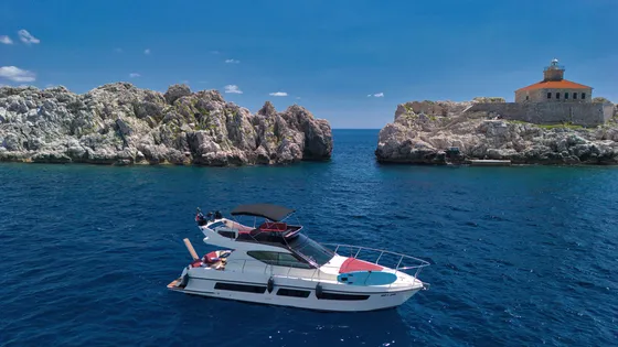 ferretti_43_fly_charter_Dubrovnik_002.jpg