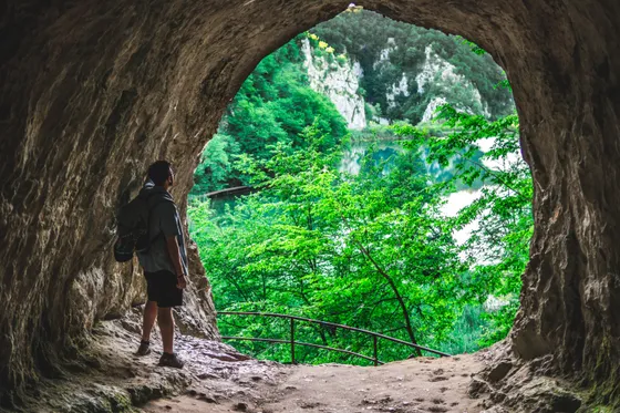 plitvice-lakes-wooden-rowboats-turquoise-water.jpg