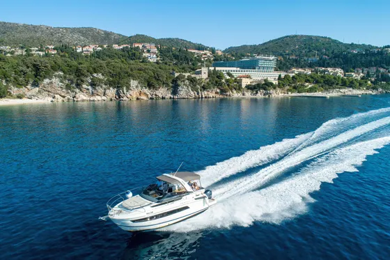 Jeanneau Leader 30 executive speedboat in Dubrovnik - photo 01
