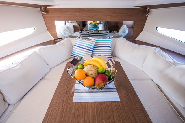 Jeanneau Leader 30 Outboard