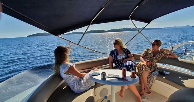 Fairline phantom - canopy tent - on a flybridge - bimini (sunshade protection tent)