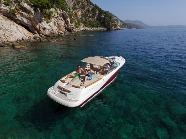 Luxury speedboat tour in Dubrovnik, Croatia. Explore hidden coves and crystal-clear waters with Tendo Travel. 