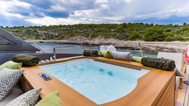 Luxury San Lorenzo NOOR II yacht for charter