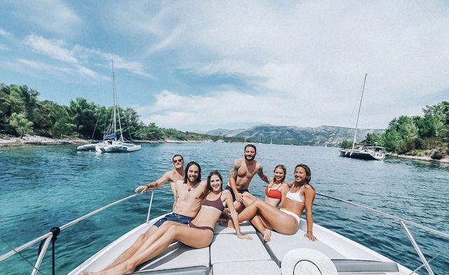 Friends enjoy a luxury boat transfer from Dubrovnik to Hvar with Tendo.hr.